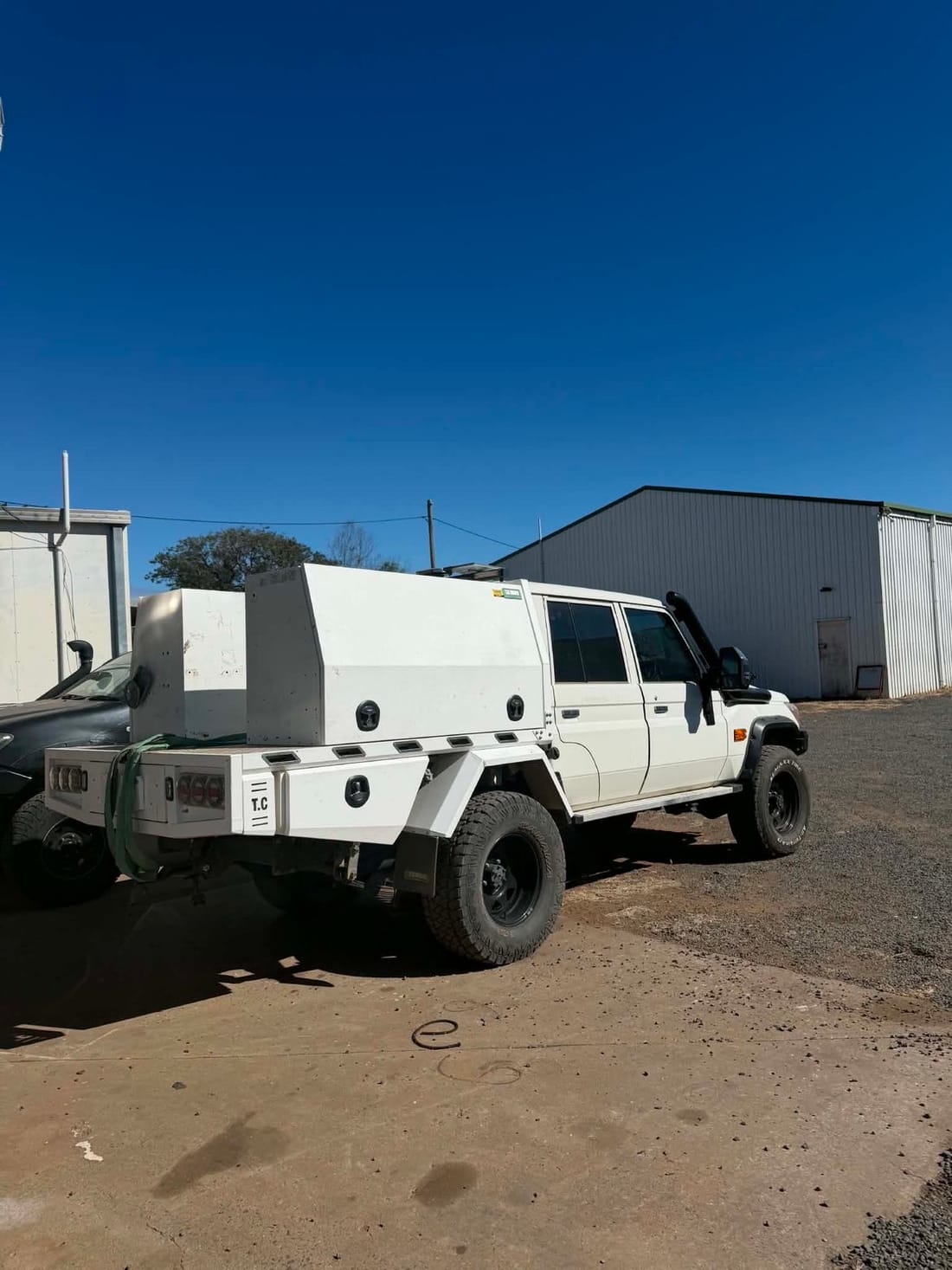 Service ute with canopy